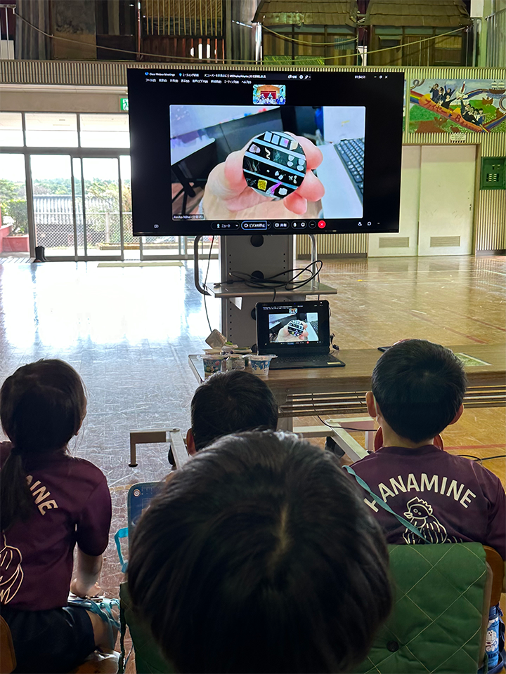 The school selected many unusual local samples for observation, such as Tanegashima salt and sugar, and a feather from an island bird