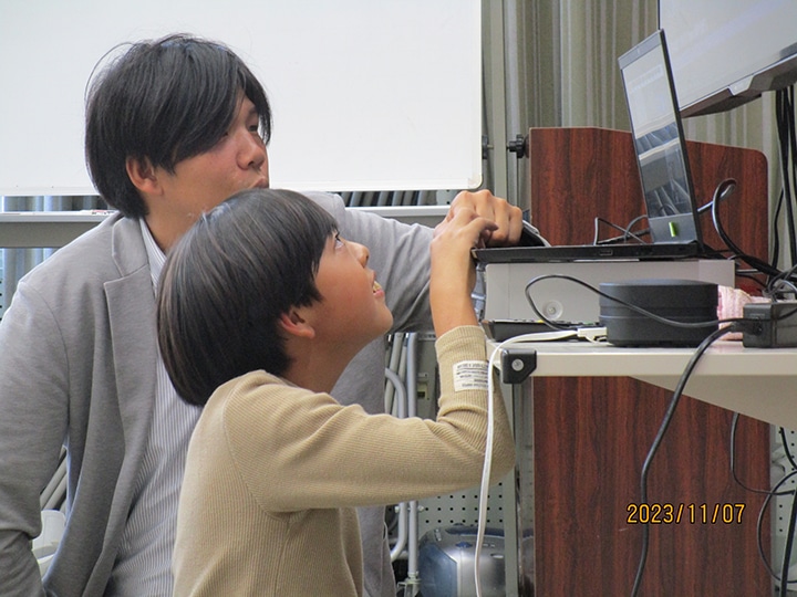 Student operating the electron microscope remotely with teacher guidance